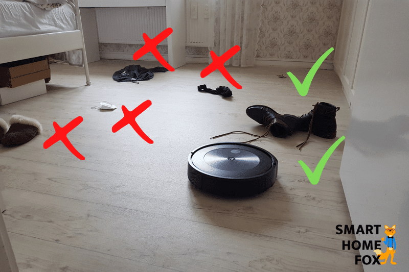Diverse flache Objekte liegen auf dem Boden, während der Roomba j7 diese umfährt.